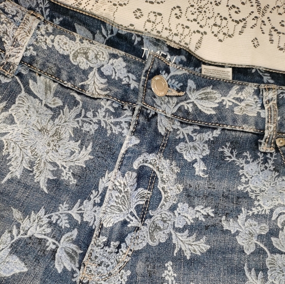 Floral Shorts - Picture 3 of 10